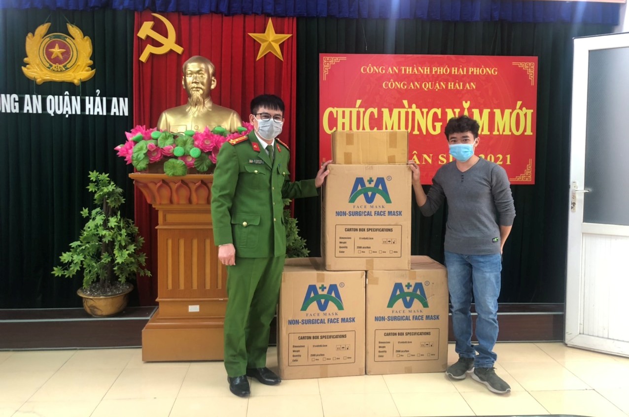 Công an quận Hải An: Nhận khẩu trang, dung dịch sát khuẩn do doanh nghiệp trao tặng